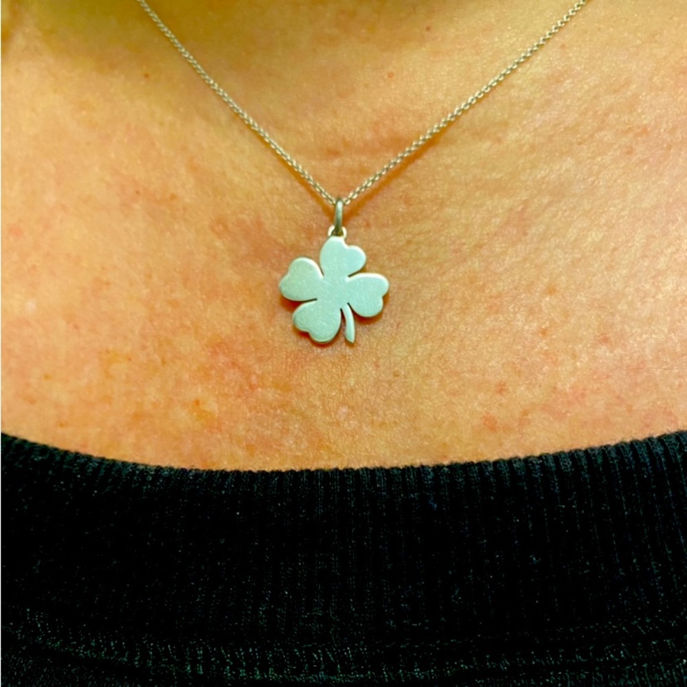 💯 authentic Tiffany and Co. Clover Leaf “GOOD LUCK” Charm! (Charm ONLY) - Picture 1 of 7